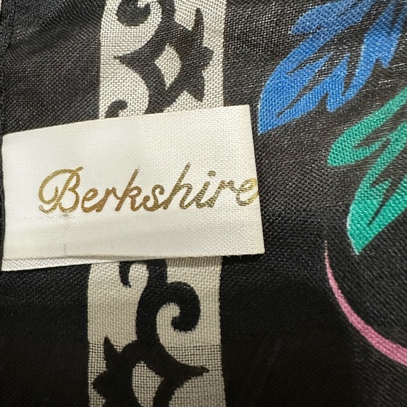 💝Berkshire beautiful Scarf ( 30X30 ) great condition. - Picture 7 of 8
